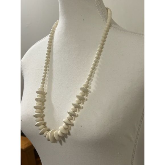 Vintage Ivory Graduated Plastic Bead 28 Inch Long Necklace Screw Clasp - Picture 2 of 9